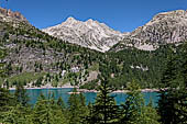 Dalla sponda Est del Lago Devero si ha piena visione della val Deserta e delle cime circostanti (pizzo Fizzo, punta di Valdeserta e Albrunhorn).